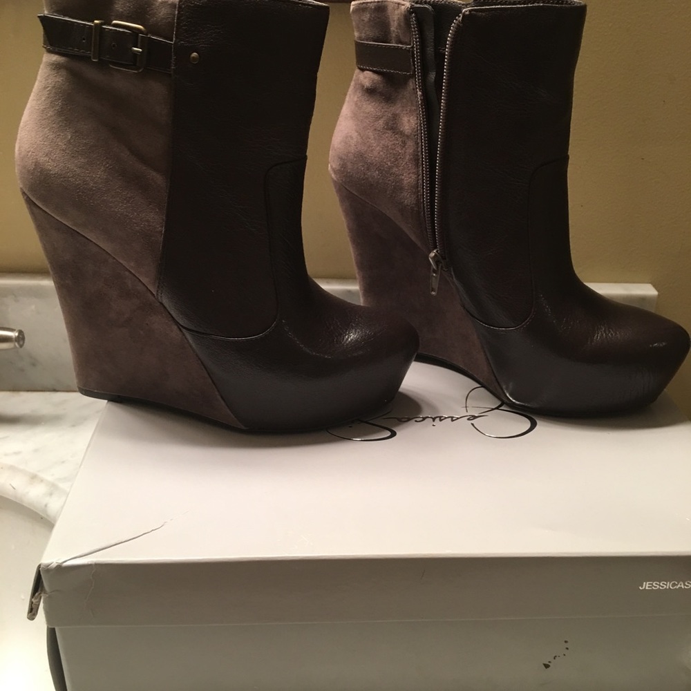Beautiful Jessica Simpson platform bootie - Picture 2 of 5
